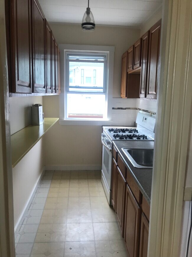 126 Mott St in New Bedford, MA - Building Photo - Building Photo