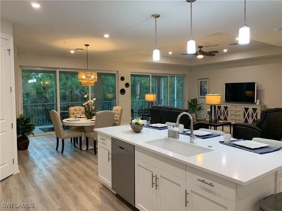 208 Indies Dr E in Naples, FL - Building Photo