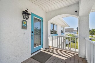 111 8th St in Belleair Beach, FL - Foto de edificio - Building Photo