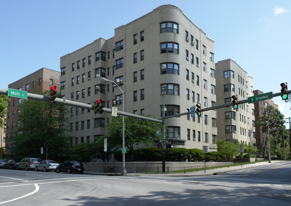 2 N Broadway in White Plains, NY - Building Photo