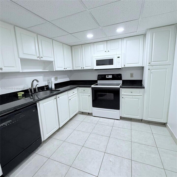 3980 Oaks Clubhouse Dr in Pompano Beach, FL - Building Photo