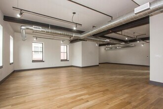 190 Christopher Columbus Dr in Jersey City, NJ - Building Photo - Building Photo