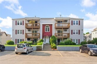 555 Diamond Hill Rd in Woonsocket, RI - Building Photo - Building Photo