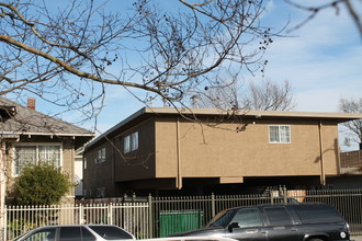 Fremont Manor in Stockton, CA - Foto de edificio - Primary Photo