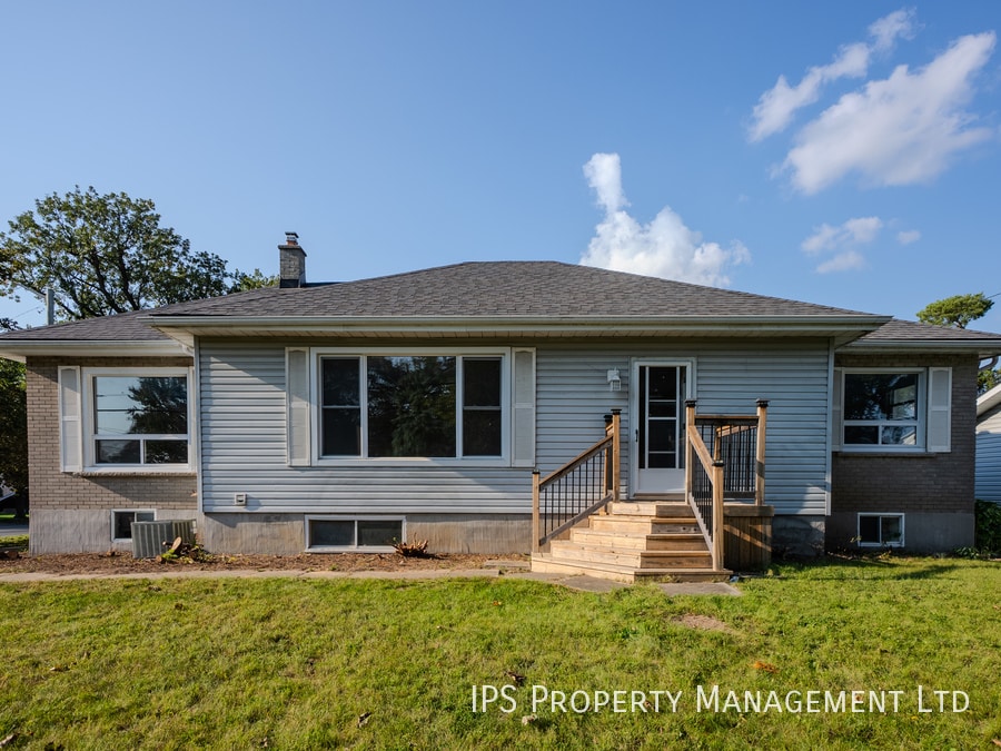 68 Maple Dr in Belleville, ON - Building Photo