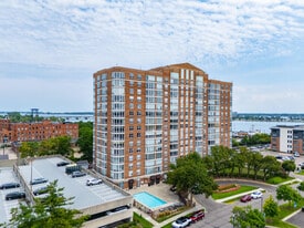 250 E Harbortown Dr in Detroit, MI - Building Photo