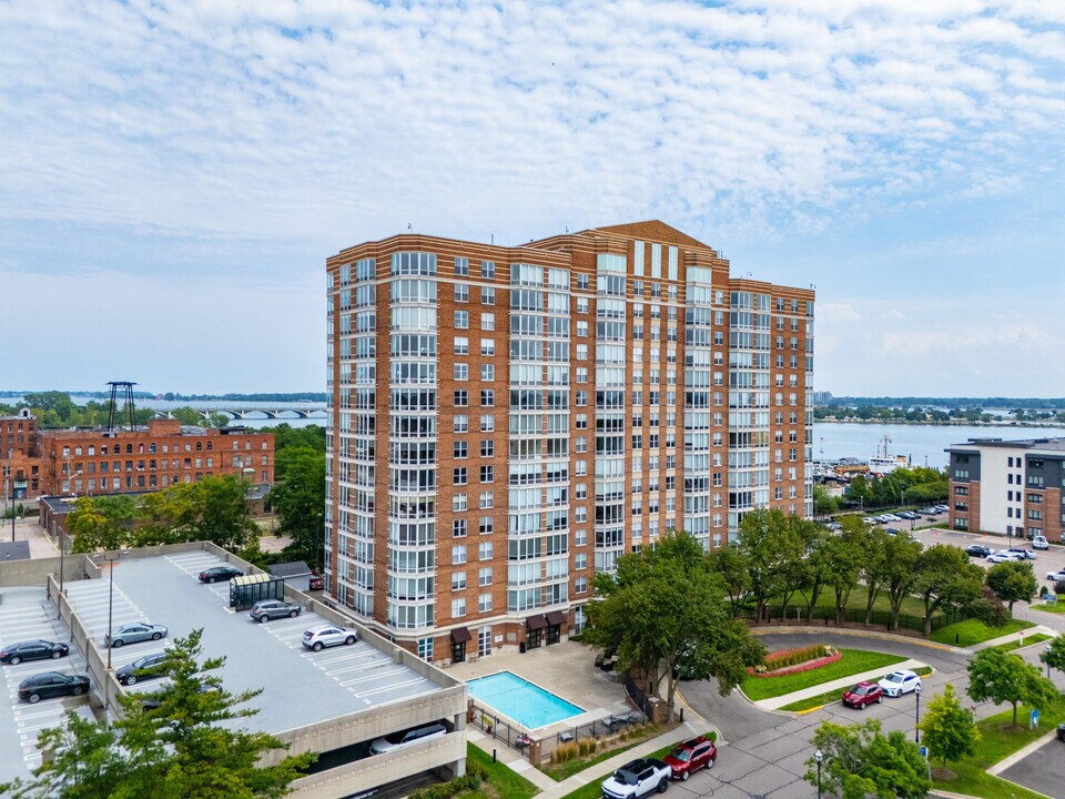 250 E Harbortown Dr in Detroit, MI - Building Photo