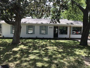 906 Old Angleton Rd in Clute, TX - Building Photo - Building Photo