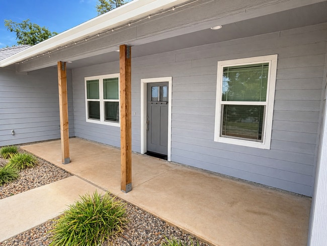 6166 Oliver Rd in Paradise, CA - Building Photo - Building Photo