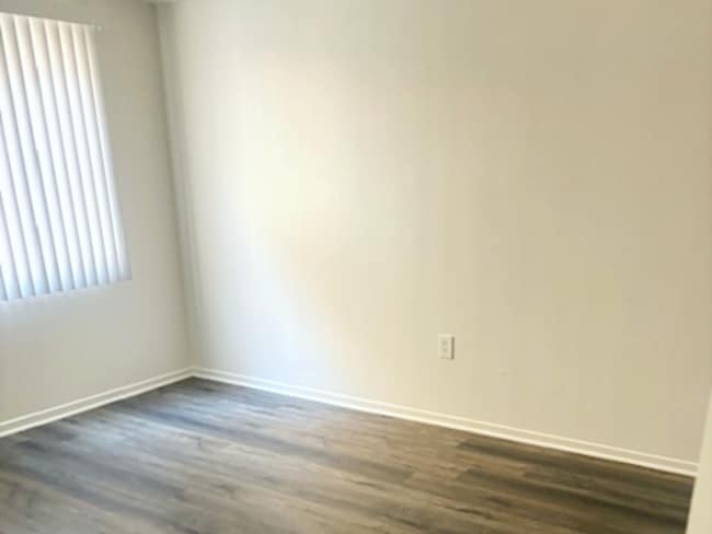 13915 Oxnard St in Los Angeles, CA - Building Photo - Building Photo