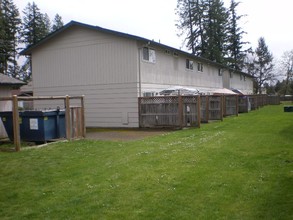 Broadway Park Apartments in Veneta, OR - Building Photo - Building Photo