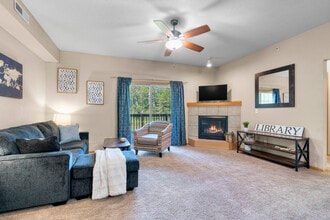 805 Blue Sky Dr, Unit 204 in North Liberty, IA - Foto de edificio - Building Photo