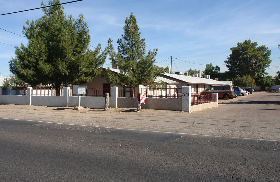 7105 N 67th Ave in Glendale, AZ - Building Photo