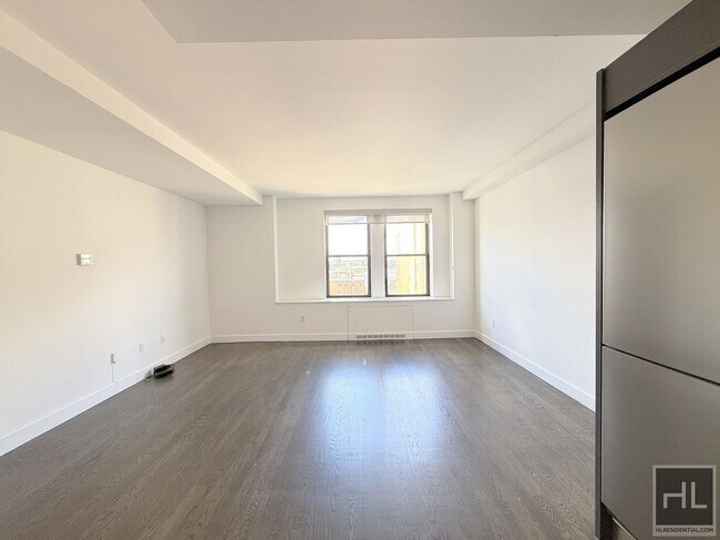 NO fee Sunny 1 bedroom 1 bathroom with was in New York, NY - Building Photo - Building Photo