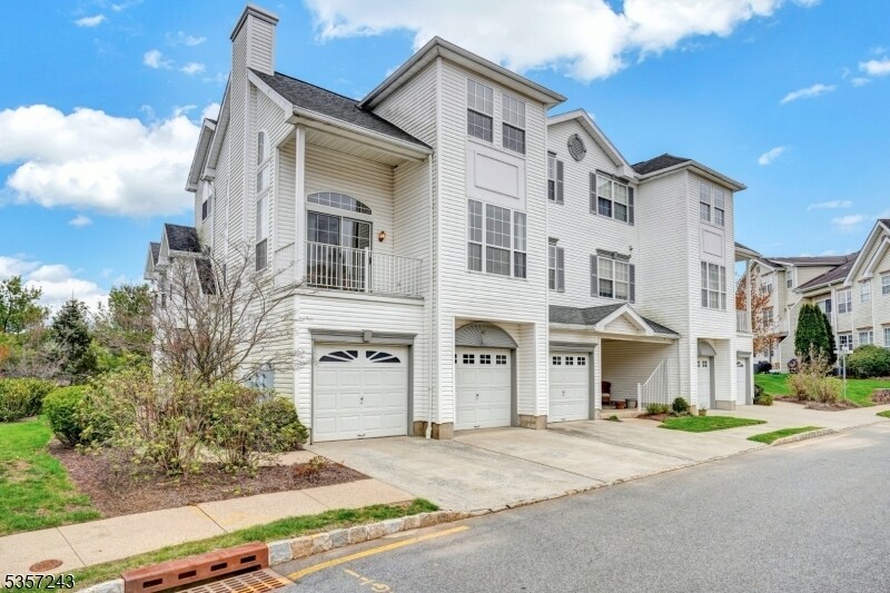 43 Hancock Dr in Morristown, NJ - Building Photo
