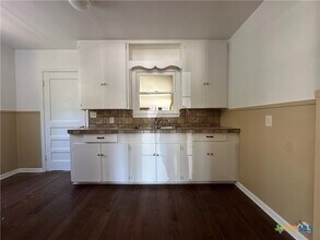 726 E Humphreys St in Seguin, TX - Building Photo - Building Photo