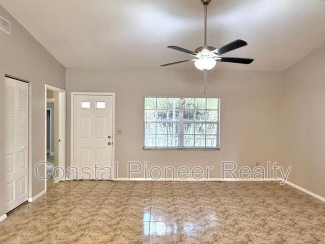 5723 Kneeland Ln in Tampa, FL - Building Photo - Building Photo