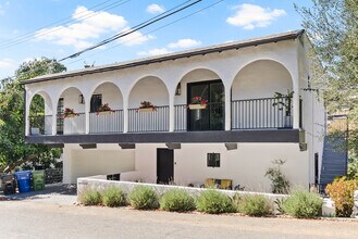 1923 Sunset Plaza Dr in Los Angeles, CA - Foto de edificio - Building Photo