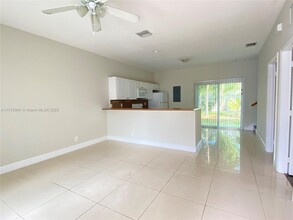 4216 Leo Ln in Riviera Beach, FL - Foto de edificio - Building Photo
