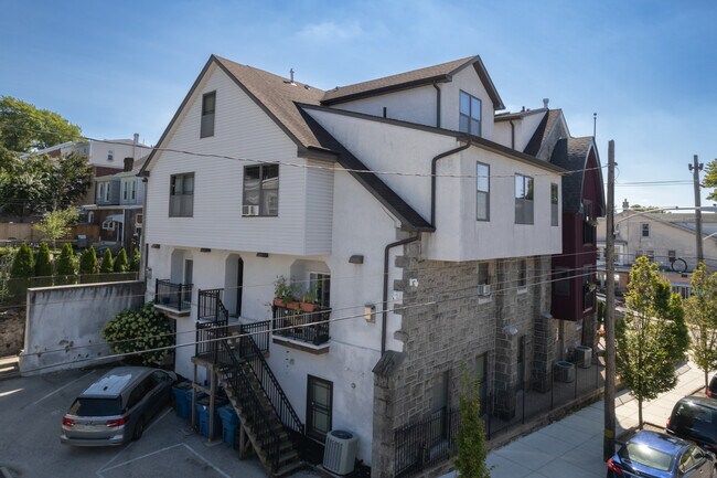 4557 Manayunk Ave in Philadelphia, PA - Foto de edificio - Building Photo