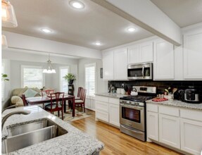 2933 S Hills Ave in Fort Worth, TX - Building Photo - Building Photo