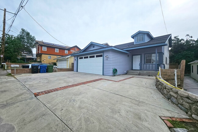 7556 Thousand Oaks Dr in Tujunga, CA - Foto de edificio - Building Photo