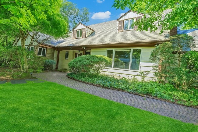 property at 17 Hilltop Dr W