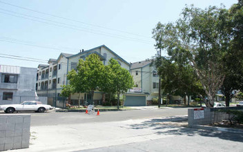 Ridgemont Condominiums in Long Beach, CA - Building Photo - Building Photo