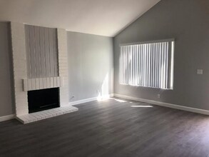 21107 Vía Santiago in Yorba Linda, CA - Foto de edificio - Building Photo