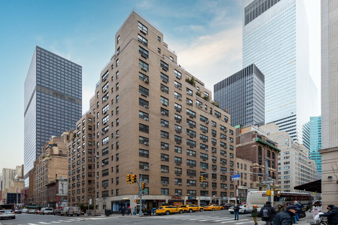 667-675 Lexington Ave in New York, NY - Building Photo