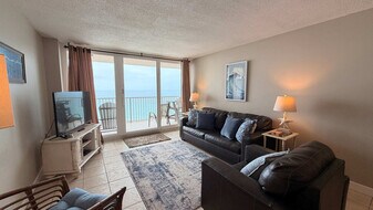 7205 Thomas Dr in Panama City Beach, FL - Building Photo