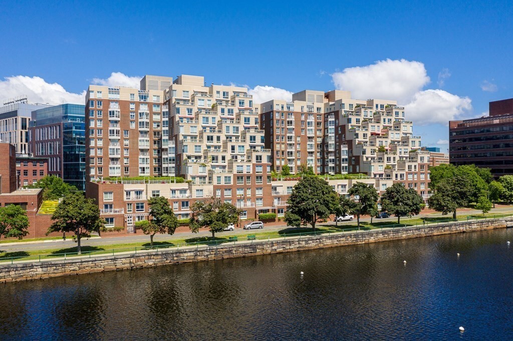 75-83-83 Cambridge Pkwy in Cambridge, MA - Foto de edificio