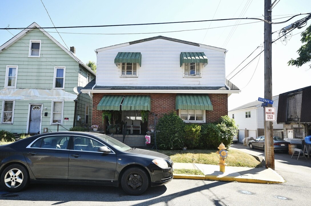 300 Sherman Ave, Unit 2 in Dravosburg, PA - Building Photo