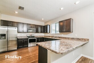 11210 Southern Cross Pl in Gibsonton, FL - Building Photo - Building Photo