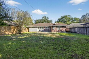 4037 McDermed Dr in Houston, TX - Building Photo