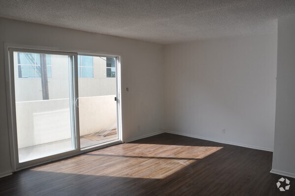 10614 Eastborne Ave, Unit 206 in Los Angeles, CA - Foto de edificio - Building Photo