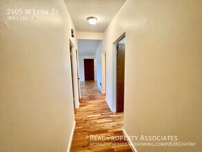 2405 W Lynn St, Unit 2405 W Lynn in Seattle, WA - Foto de edificio - Building Photo