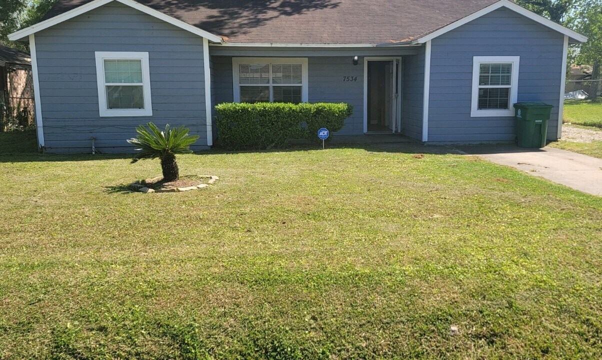 7534 S Hall St in Houston, TX - Building Photo