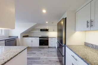 89 Harrison Ave, Unit C in Newport, RI - Building Photo - Building Photo