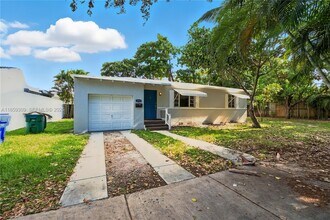 2545 SW 27th Ln in Miami, FL - Foto de edificio - Building Photo