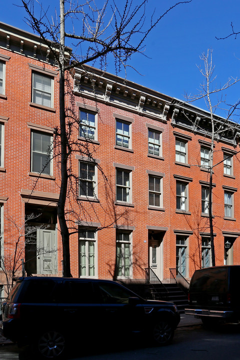 23 Perry St in New York, NY - Building Photo