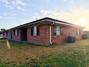 237 Nederland Ave in Nederland, TX - Building Photo - Building Photo