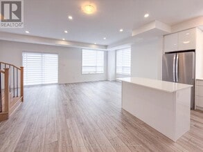 16 Lytham Grn Cir in Newmarket, ON - Building Photo - Building Photo