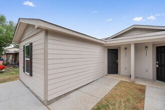 1153 Magnolia St in Seguin, TX - Building Photo - Building Photo