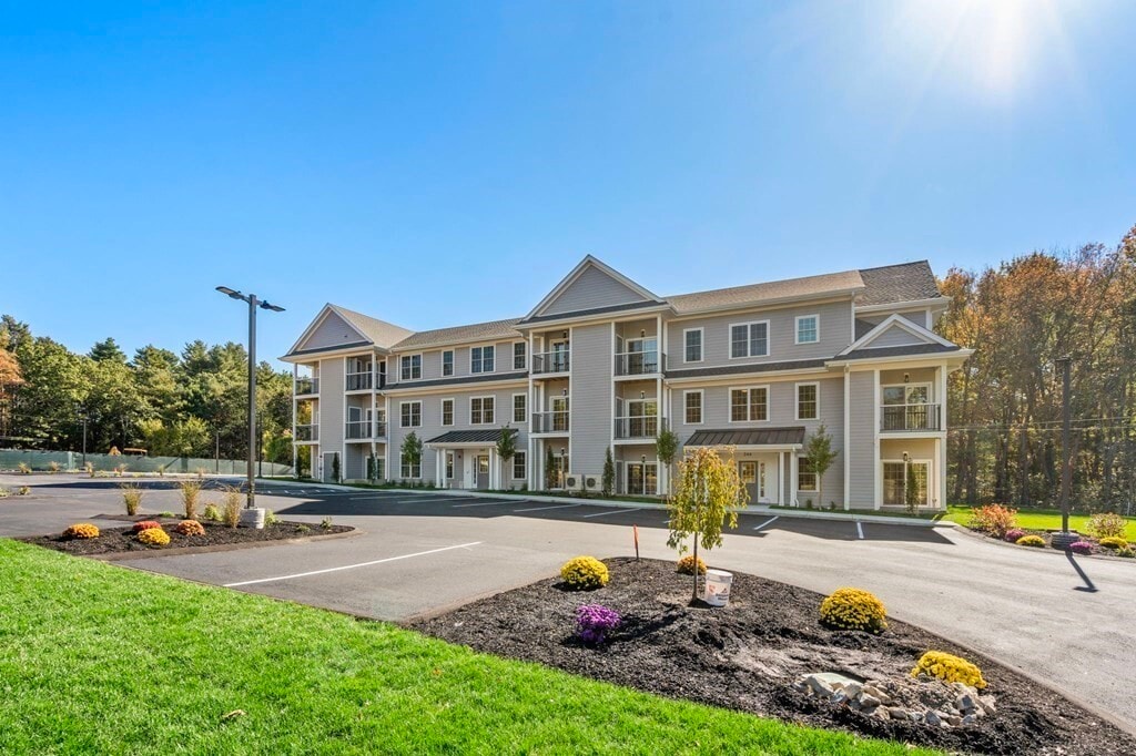 240 Main St in Millis, MA - Foto de edificio