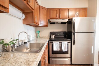 Bear Valley Village Apartments in Lakewood, CO - Foto de edificio - Building Photo