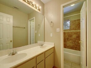 910 Keith Ln in Austin, TX - Foto de edificio - Building Photo