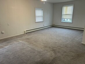 422 Loring Rd in Levittown, NY - Building Photo - Building Photo