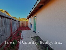 1687 Siskiyou Dr in Salinas, CA - Building Photo