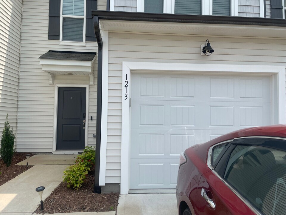 Room in Townhome on Citadel Ave in Durham, NC - Building Photo